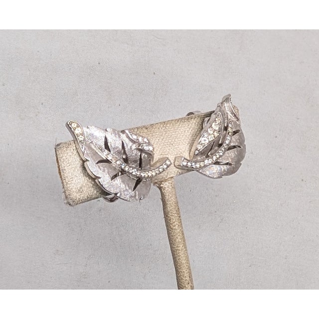 1960s Vintage 1960 Signed Crown Trifari Rhodium Plated Clear Rhinestone Curled Leaf Clip Earrings-2 Pieces For Sale - Image 5 of 7