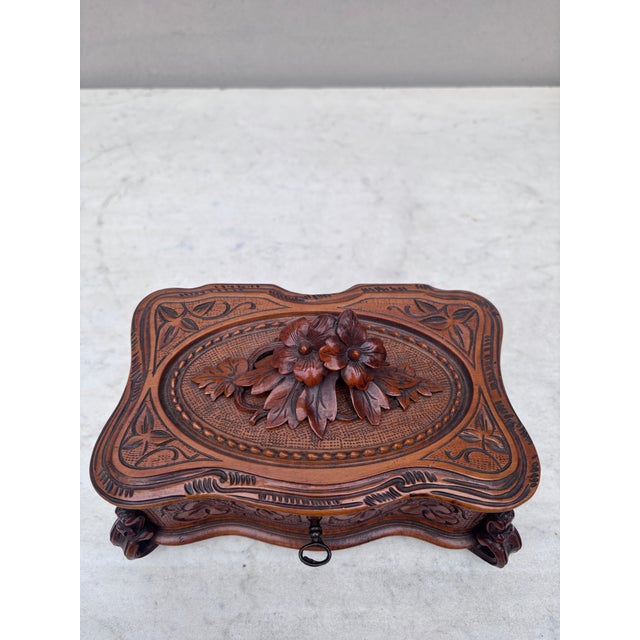 French Black Forest Carved Wood Box Circa 1900. Flowers & leaves. H / 4.5 inches. 7 by 4.8 inches.