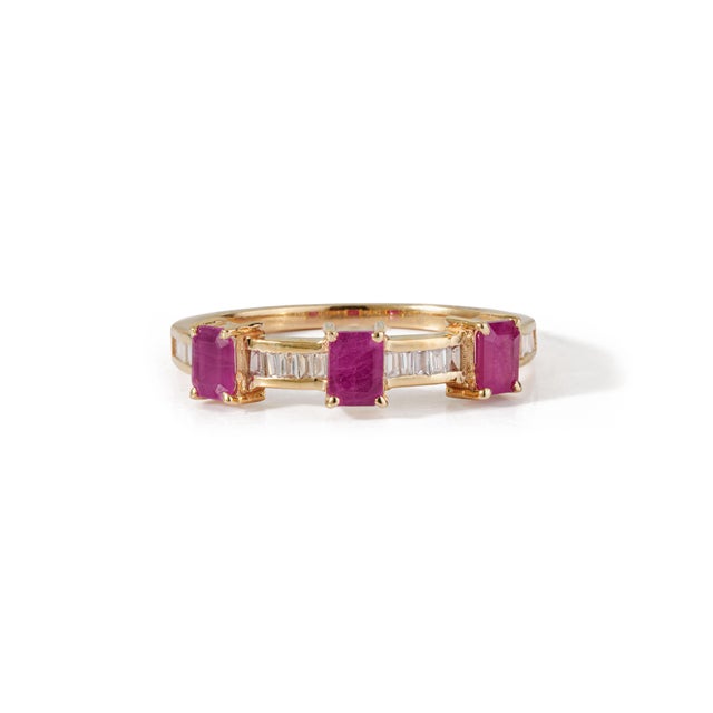 VR Jewels 14k Gold Emerald-Cut Ruby & Baguette Diamond Modern Band Ring Size 5 For Sale - Image 4 of 18