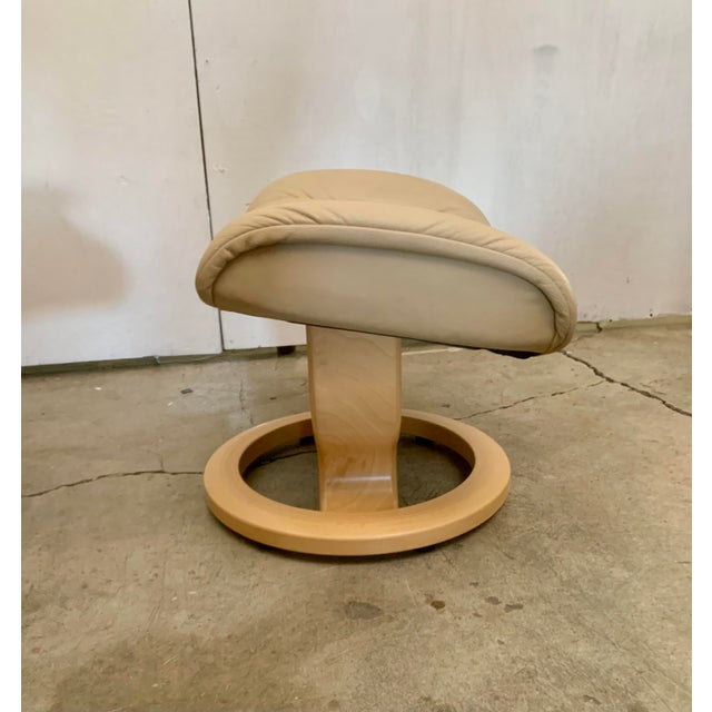1970s Attributed to Ekornes Stressless Adjustable Sandstone Leather Recliner Ottoman Norway Medium For Sale - Image 11 of 15