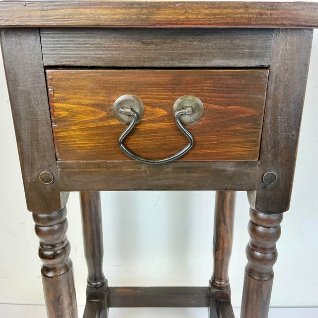 1970s Vintage Arts & Crafts Farmhouse Federal Pine Drinks Table After Ethan Allen Old Tavern. For Sale - Image 6 of 15