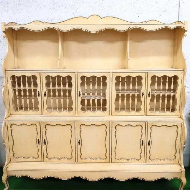 Monumental Scalloped Edge Habersham Style Vintage Pale Yellow French Provincial China Display Hutch Cabinet For Sale - Image 9 of 12