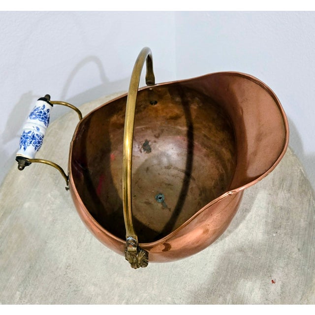 Mid 20th Century Vintage Dutch Copper & Brass Coal Scuttle With Delft‑Style Handle & Lion Masks For Sale - Image 5 of 8