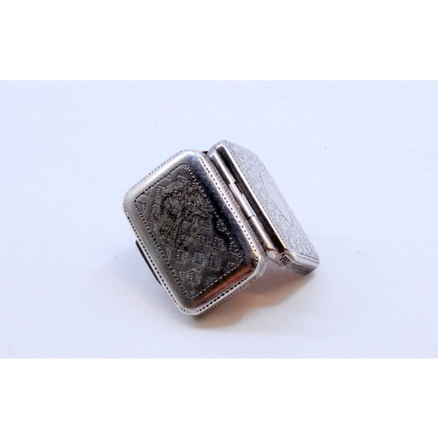 Silver Silver and Gold Vinaigrette Box with Asymmetrical Engraving For Sale - Image 8 of 10
