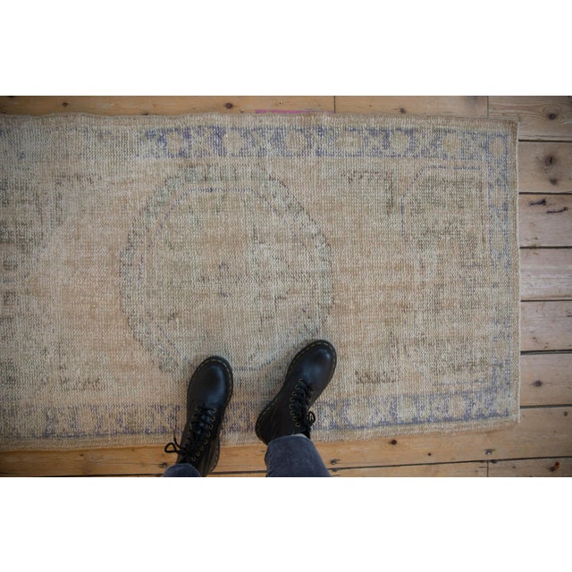 :: Center medallion with scalloped contour atop an open field with end overlays in niche style relief. Colors and shades...