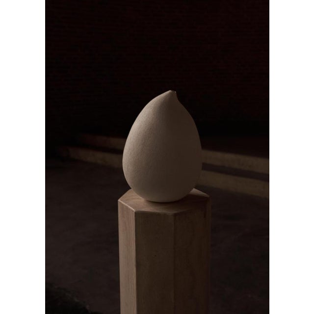 Jug by Laura Pasquino Limited Edition of 8 Dimensions: D 23 x H 33 cm Material: Soft-paste porcelain, glaze.