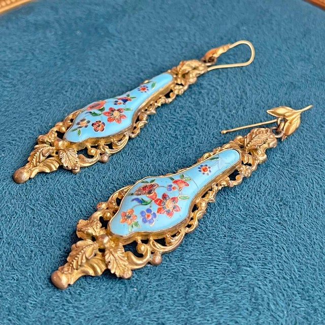 Traditional Georgian Enamel Birds Pinchbeck Earrings and Brooch Set Demi-Parure, Circa 1830, Set of 3 For Sale - Image 3 of 12