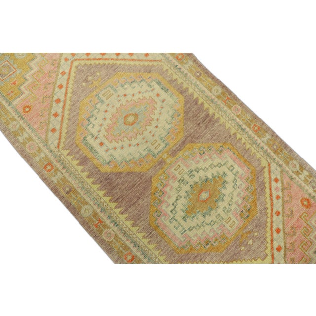 This modern Turkish Oushak rug is a stunning piece of art that has been handwoven using traditional techniques by skilled...