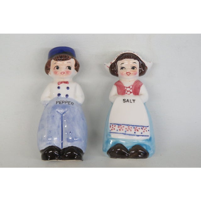 Ceramic Mid 20th Century Dutch Boy and Girl Ceramic Salt and Pepper Shakers Hand Painted - Set of 2 For Sale - Image 7 of 13