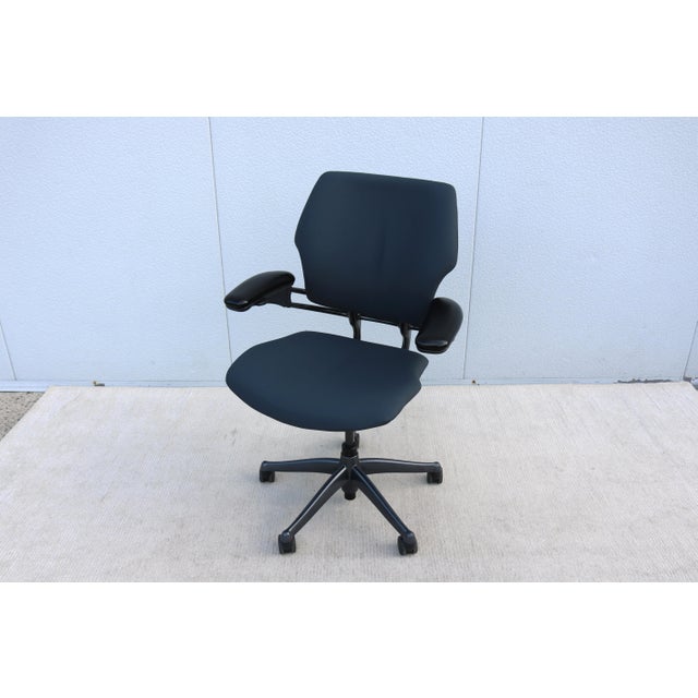 2010s Humanscale Freedom Ergonomic Task Desk Chair in Graphite Leather, Slightly Used For Sale - Image 5 of 18