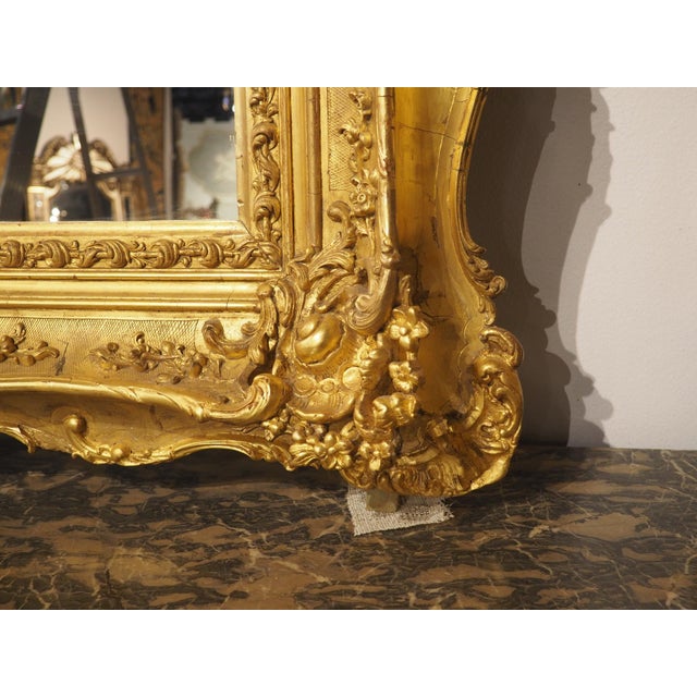 Circa 1890 French Belle Époque Louis XV Style Giltwood Mirror With Crowned Crest For Sale In Dallas - Image 6 of 18