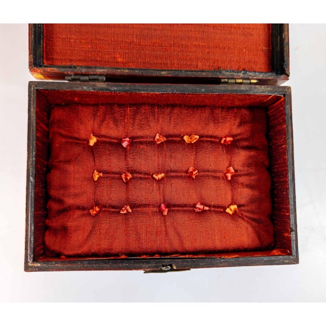 19th Century English or French Red Lacquer Gilt Chinoiserie Sewing Box For Sale - Image 12 of 16