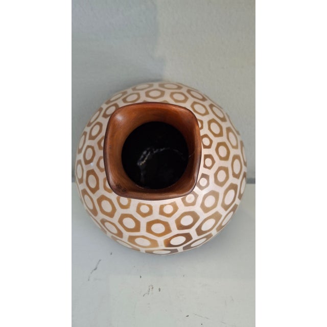 Chulucanas Vase With Hexagonal Pattern For Sale - Image 4 of 5