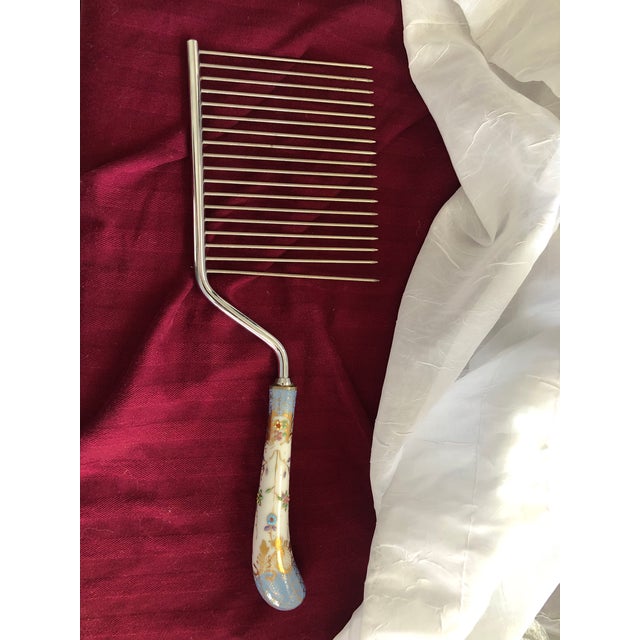 1950s Sheffield England Cake Breaker Floral and Gold Painted Porcelain Handle For Sale - Image 4 of 7