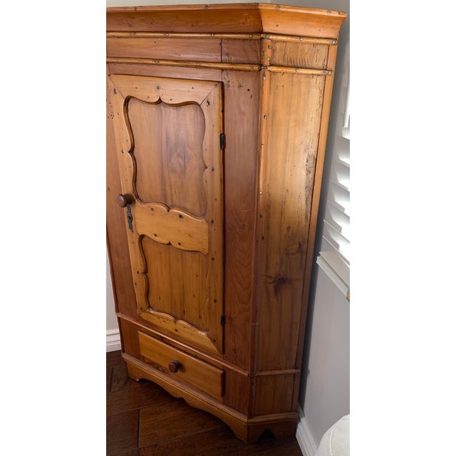 Mid 19th Canadian Pine Farmers Low Corner Cabinet For Sale - Image 10 of 14