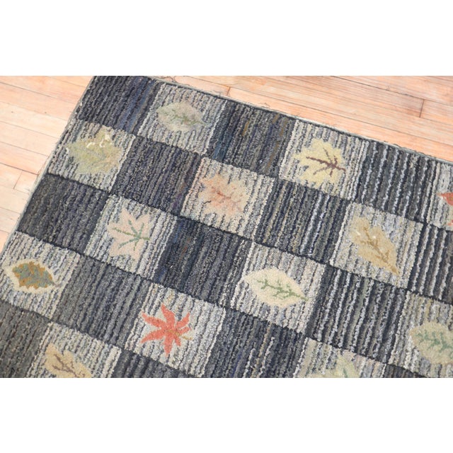 Mid 20th Century Floral Leaf Design American Hooked Scatter Rug For Sale In New York - Image 6 of 18