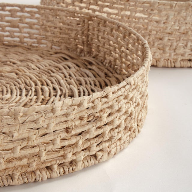 Kenneth Ludwig Chicago Juliet Abaca Round Trays, Set Of 2 For Sale - Image 4 of 7