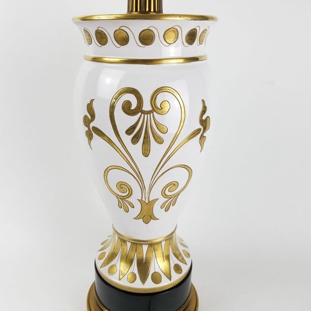 Stiffel Vintage Neoclassical Stiffel Table Lamp White Porcelain Gold Greek Chariot Design For Sale - Image 4 of 12