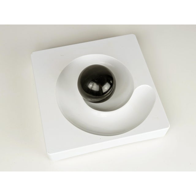 1960s Sculptural Spiros Ashtray in Black Melamine by E. Peduzzi Riva for Artemide, 1968 For Sale - Image 5 of 6