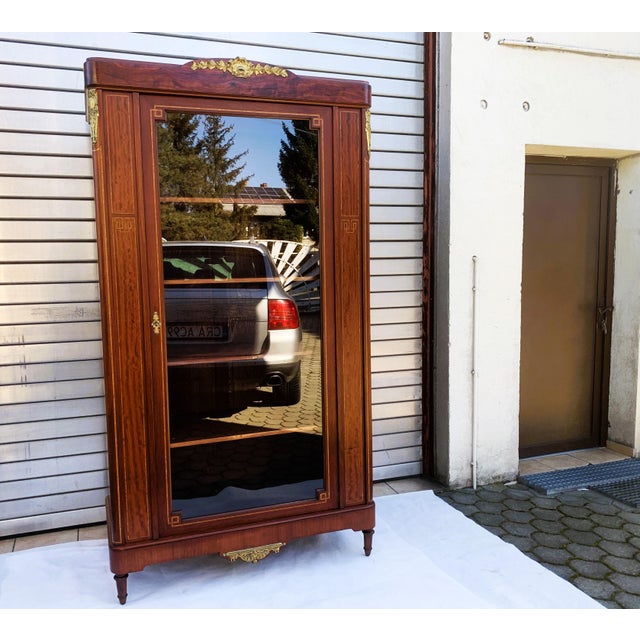 Empire Walnut Single-Door Bookcase, 1880s, in Very Good conditions. Designed before 1890