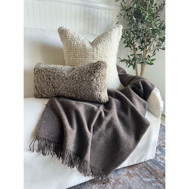 Fall in love with our enchanting Mason throw made of alpaca wool and genuine sheepskin wool. The quality is 100% natural,...