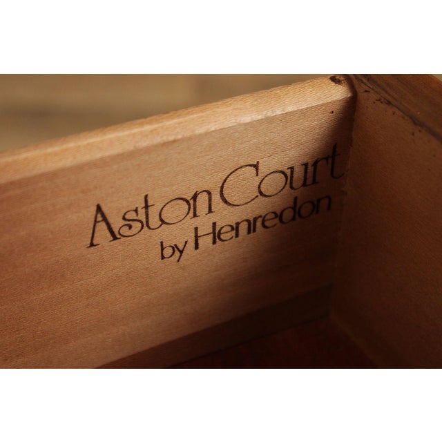 Late 20th Century Henredon Aston Court Pair Of Mahogany Nightstands For Sale - Image 5 of 18