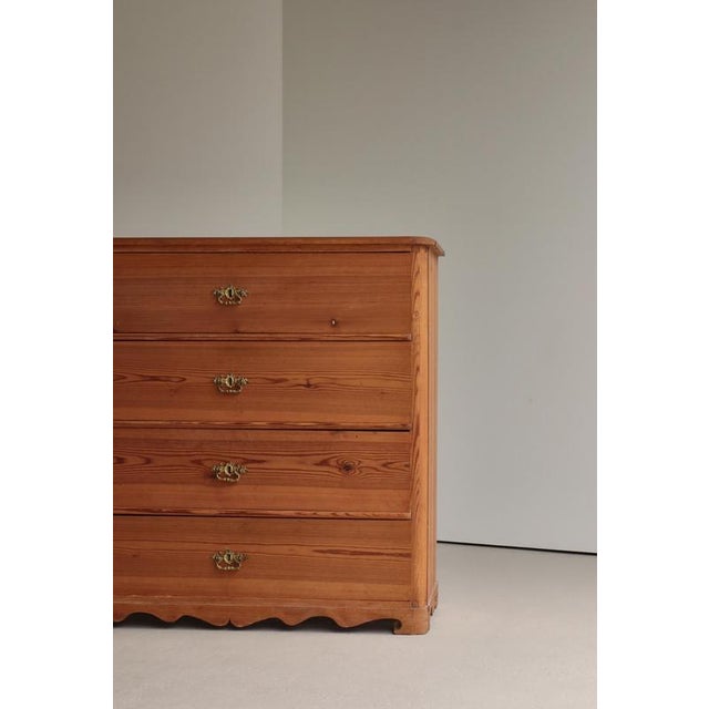 Early 20th Century Swedish Chest of Drawers in Pinewood & Brass For Sale - Image 4 of 18