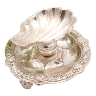 Shell-Shaped Ring on Ball and Embossed Base For Sale