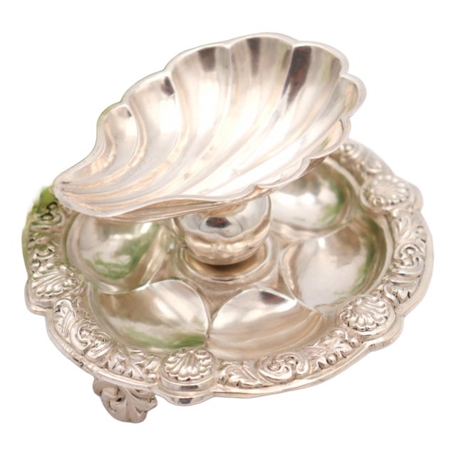 Shell-Shaped Ring on Ball and Embossed Base For Sale