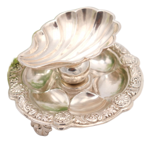Shell-Shaped Ring on Ball and Embossed Base