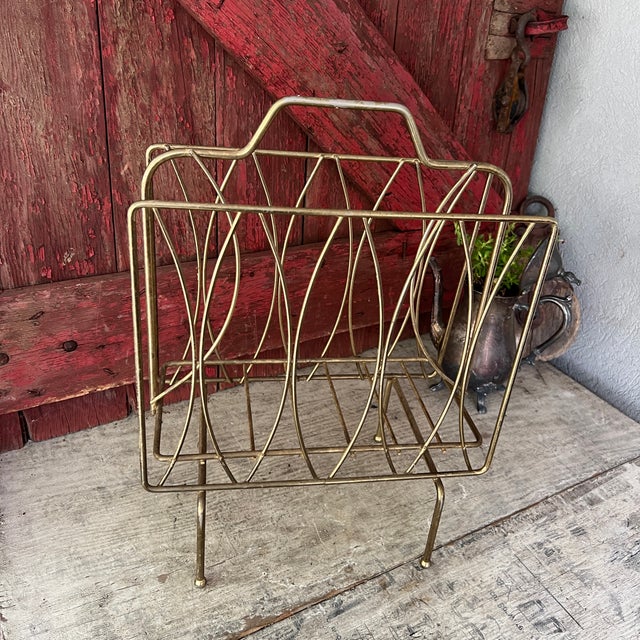 1960s Vintage Brass Magazine Rack With Mid-Century Modern Design Wire Frame For Sale - Image 5 of 13