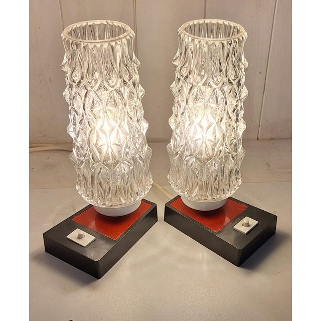 Vintage Bedside Lamps with Two-Tone Plastic Bases and Clear Relief Glass Shades from Richard Essig, 1970s, Set of 2 For Sale - Image 3 of 8