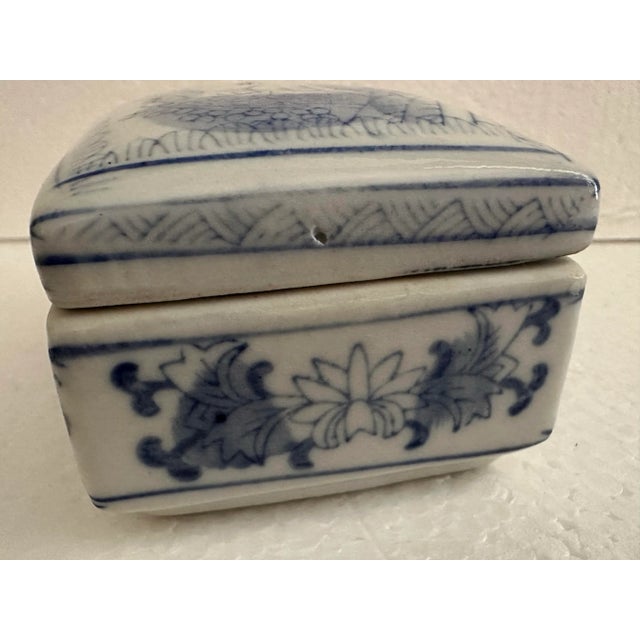 White Vintage 1900s Chinese Hand Painted Blue & White Porcelain Lidded Trinket Box For Sale - Image 8 of 12