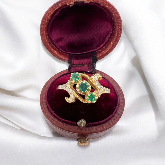 Vintage ring in 18 carat gold (750 thousandths) from the 1960s. It is decorated with three emeralds in the center for a...