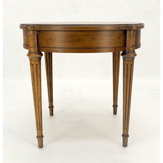 Heritage Henredon Round Fruitwood Lamp Side Table on Tapered Legs MINT For Sale - Image 6 of 13