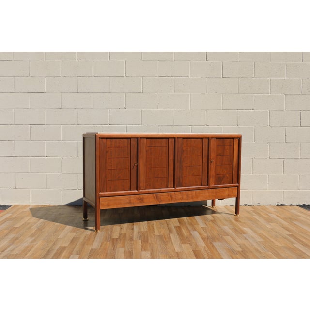 Mid-Century Modern 1970s Dunbar Mid-Century Modern Walnut Credenza / Sideboard With Travertine Top For Sale - Image 3 of 18