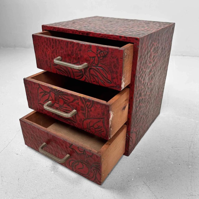 Beautiful vintage haribako: a Japanese wooden sewing box with three drawers. Dimensions: height 25 cm, width 22 cm, depth...