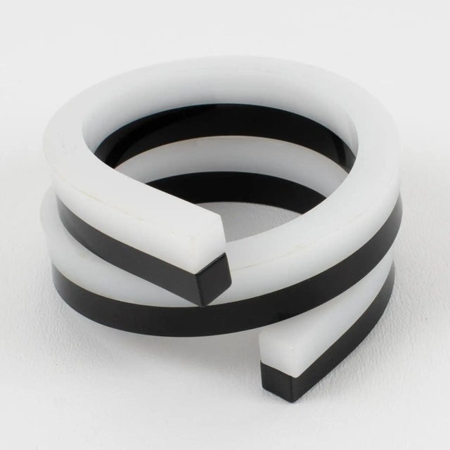 1960s Black and White Multi-Layer Lucite Coiled Bracelet Bangle For Sale - Image 5 of 11