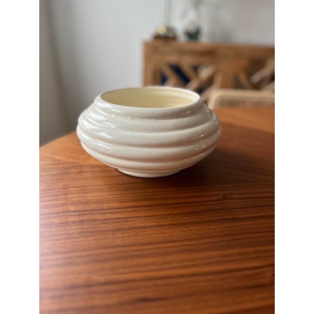 Boho Chic Late 20th Vintage Haeger Beehive Ivory Ceramic Cachepot For Sale - Image 3 of 10