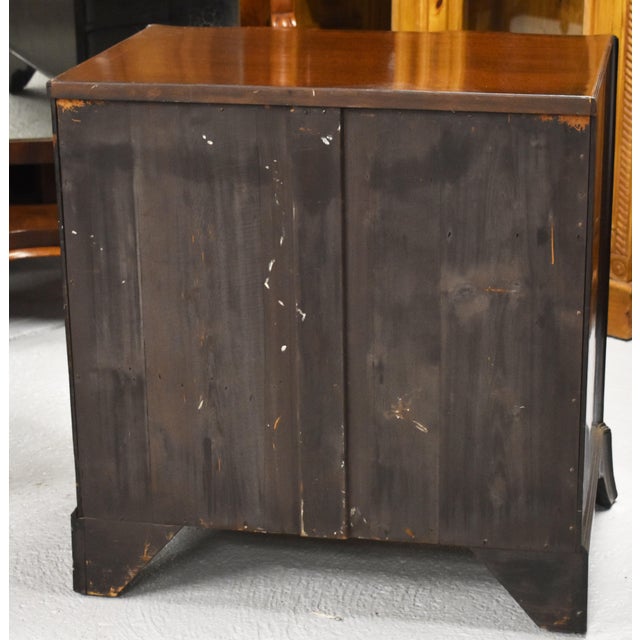 20th Century English Edwardian Flame Mahogany Serpentine Chest, 1890s For Sale - Image 5 of 10