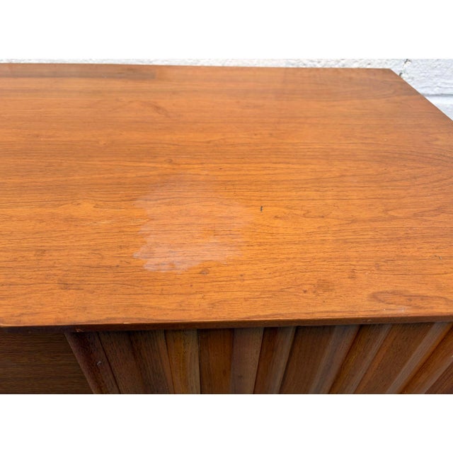 Mid 20th Century Modern Walnut Lowboy Dresser by Young Mfg., Attributed For Sale - Image 15 of 18
