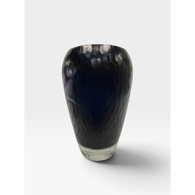 Signed Fenton Art Glass Faceted Cut-to-Clear Vase by Kathleen Sponsler – Hummingbird & Hydrangeas For Sale In West Palm - Image 6 of 8