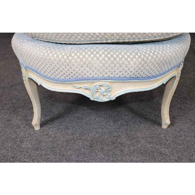 French Louis XVI Style Creme & Blue Accent Paint Decorated Chaise Lounge For Sale - Image 12 of 14
