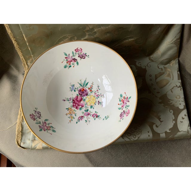Late 19th Century Exquisite 19th Century French Chinnoiserie Footed Porcelain Bowl With Heraldic Crest For Sale - Image 5 of 11