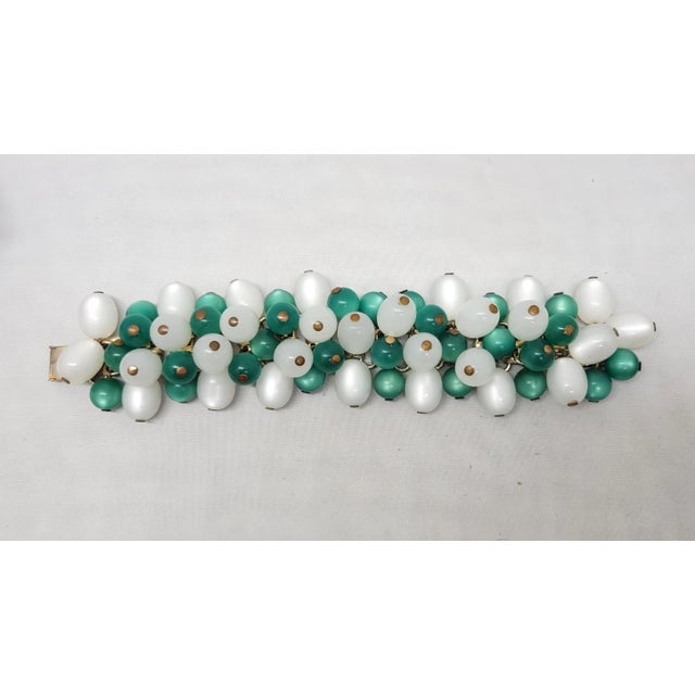 1950s Vintage Signed Napier Goldtone Green & White Moonglow Beaded Bracelet For Sale - Image 5 of 9