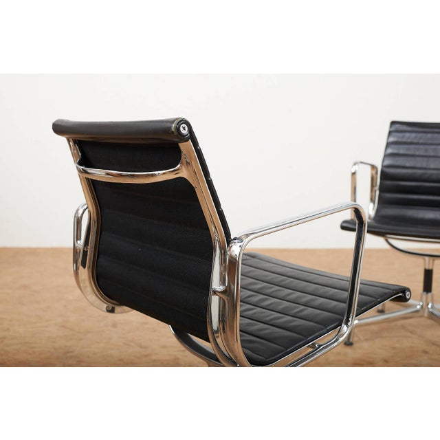 Swivel Chair EA 104 in Chrome-Plated Aluminum and Black Leather Upholstery by Ray and Charles Eames for Vitra, 1958 For Sale - Image 13 of 18