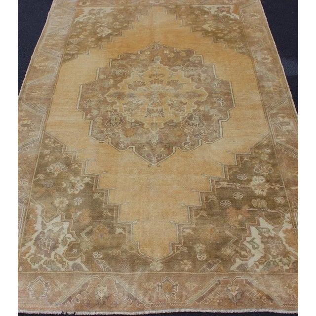 Turkish Keivan Woven Arts Turkish Oushak Taupe and Cream Colored Vintage Rug - 5′1″ × 7′10″ For Sale - Image 3 of 13
