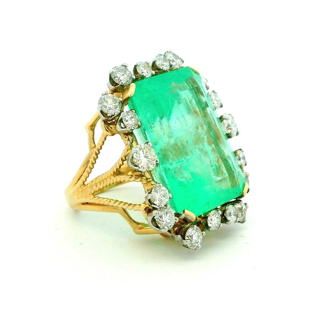 Contemporary Vintage 1960s 14K Yellow Gold Colombian Emerald Diamond Cocktail Ring, 36.42 Ct For Sale - Image 3 of 16