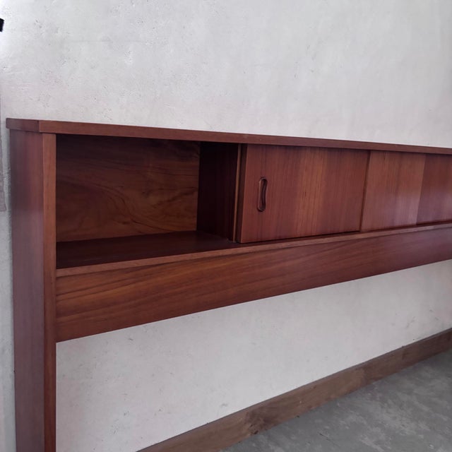 Vintage Headboard in Teak, in Very Good conditions. Designed 1960 to 1969