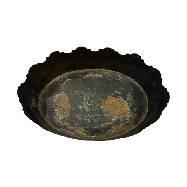 Vintage Large Italian Black & Gilt Monteith Style Tole Scalloped Cache Pot / Jardinere / Planter With English Regency Pastoral Scenes For Sale In Dallas - Image 6 of 8